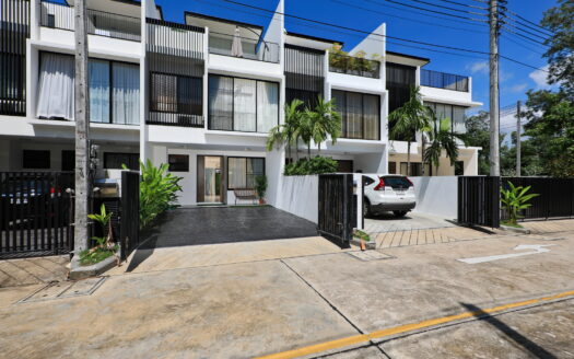 Town House in Laguna 3 BD 3 Bath 178 SQM