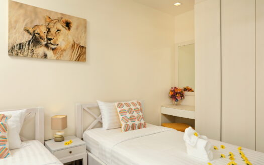 Town House in Laguna 3 BD 3 Bath 178 SQM